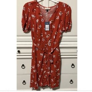 NWT ladies Small Universal Thread Floral Print Short Sleeve V-Neck Dress